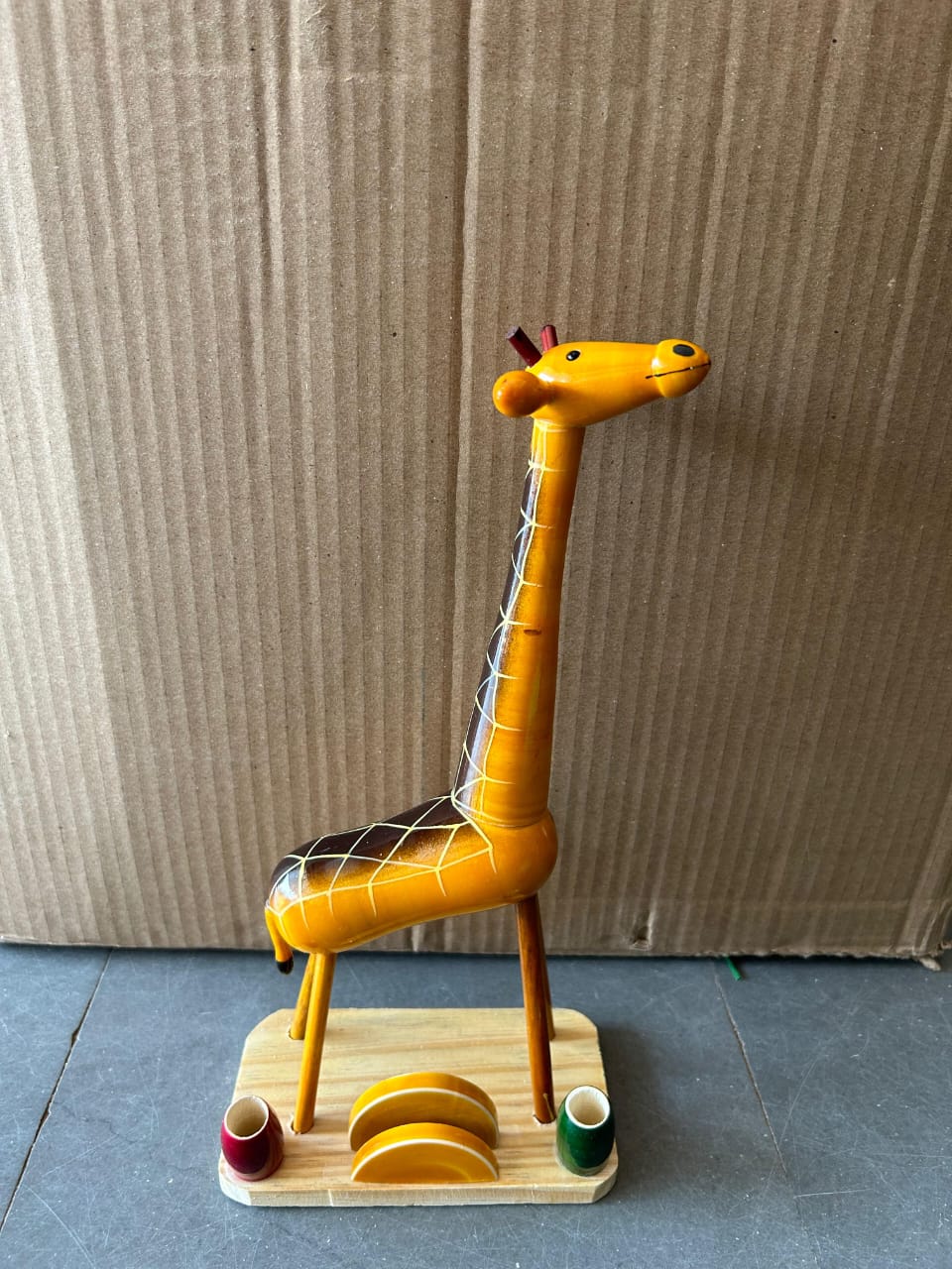 WOODEN GIRAFFE PEN STAND